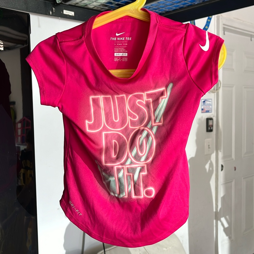 Liitle girl Dri-fit t-shirt. Size 3T. Nike